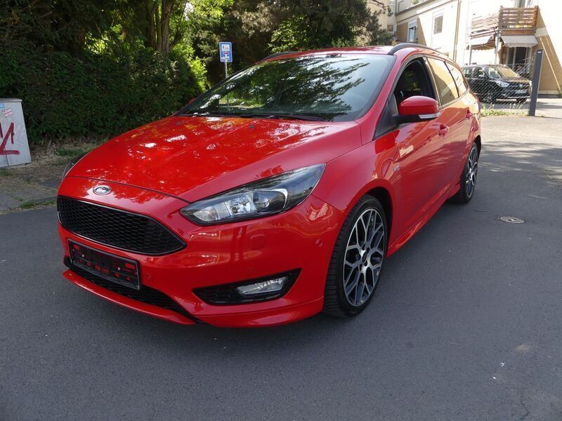 Rot Gebraucht 2018 Ford Focus ST-Line Limousine | 13.700 € (Fairer Preis) - Bild 1/4