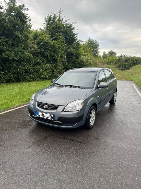 Grau Gebraucht 2005 Kia Rio Basis Limousine | 2.000 € (Fairer Preis) - Bild 1/4
