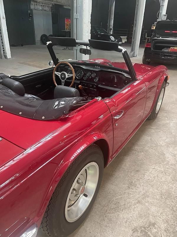 Rot Gebraucht 1976 Triumph TR6 Cabrio | 21.900 € - Bild 1/4