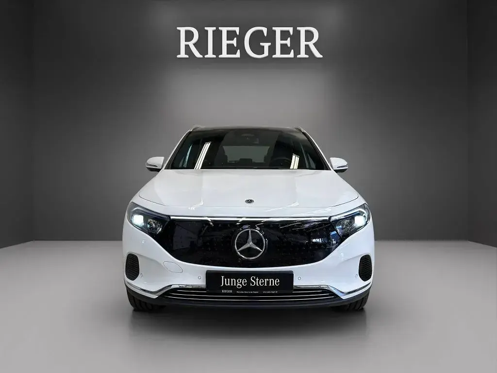 Używany Mercedes EQA300 Progressive 167 kW (228 KM) 2024 Biały SUV