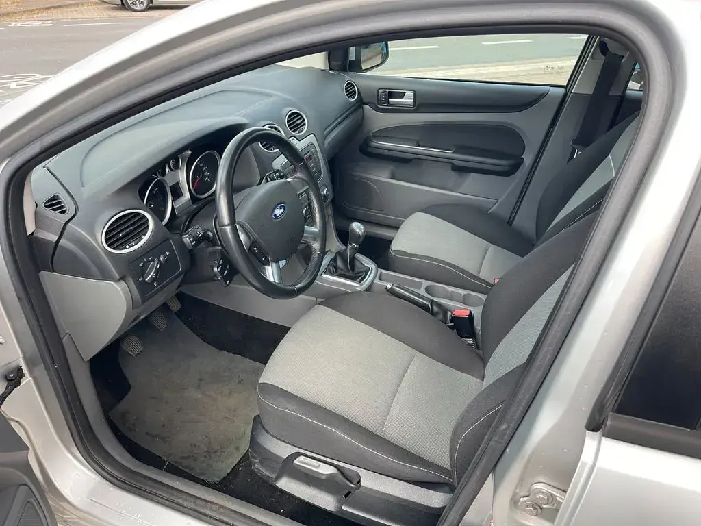 Brugt Ford Focus Style 101 HK (74 kW) 2011 Sølv Sedan