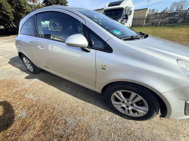 Gebraucht Opel Corsa Edition 87 PS (63 kW) 2012 Silber Kleinwagen