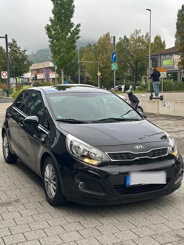 Schwarz Gebraucht 2015 Kia Rio Limousine | 4.900 € (Fairer Preis) - Bild 1/4