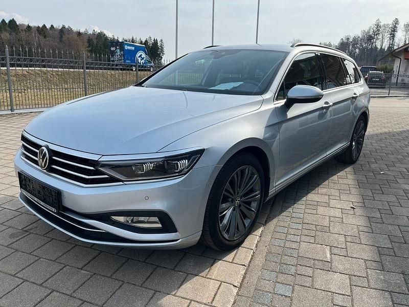Gebraucht VW Passat R-line 200 PS (147 kW) 2022 Scale silver metallic Kombi