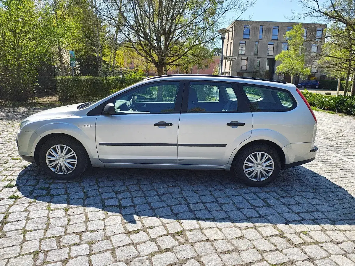 Gebraucht Ford Focus Titanium 116 PS (85 kW) 2005 Grau Limousine