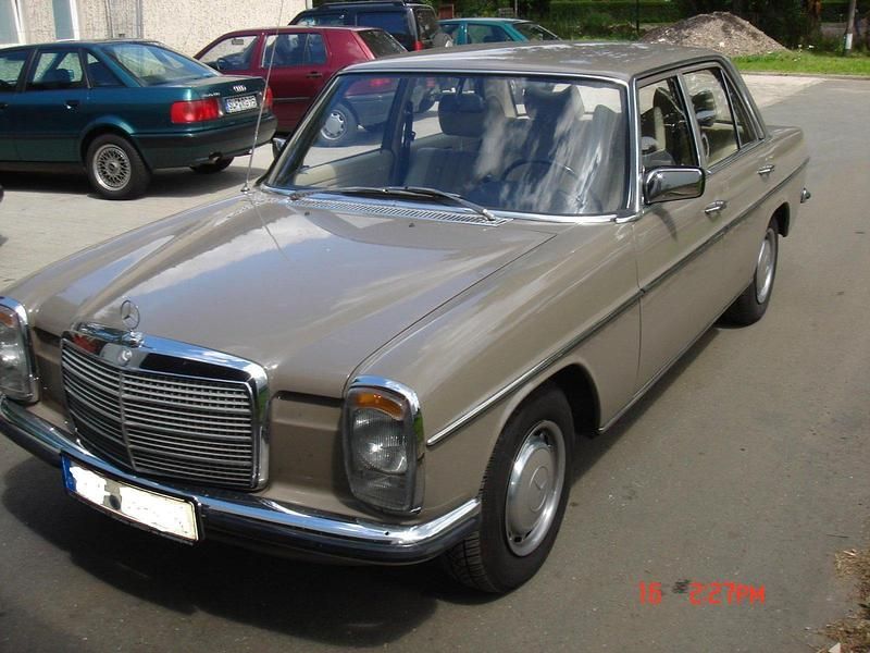 Grau Gebraucht 1974 Mercedes W114 Limousine | 14.900 € - Bild 1/4