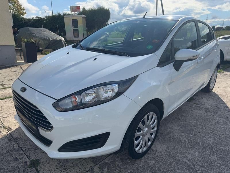 Weiß Gebraucht 2015 Ford Fiesta Trend Kleinwagen | 4.950 € (Superpreis) - Bild 1/4