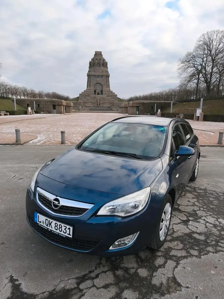 Gebraucht Opel Astra 101 PS (74 kW) 2011 Blau Kombi