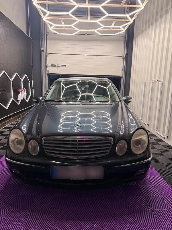 Schwarz Gebraucht 2003 Mercedes E240 Limousine | 2.699 € - Bild 1/4