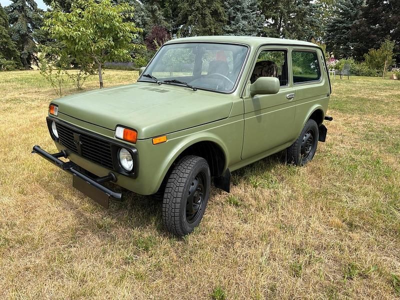 Grün Gebraucht 2010 Lada niva SUV | 5.800 € (Guter Preis) - Bild 1/4
