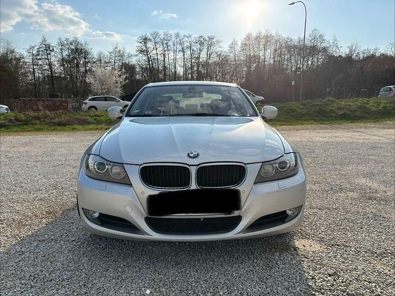 Gebraucht BMW 320 170 PS (125 kW) 2011 Silber Limousine