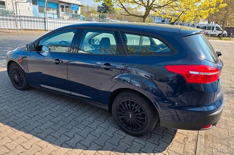 Gebraucht Ford Focus Trend 105 PS (77 kW) 2018 Blau Limousine