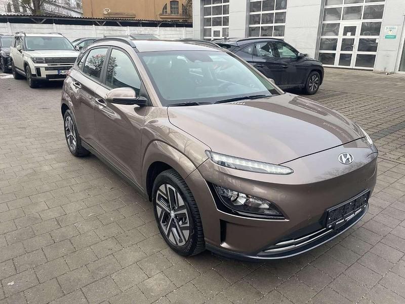 Gebraucht Hyundai Kona Select 100 kW (136 PS) 2022 Silky bronze / met SUV