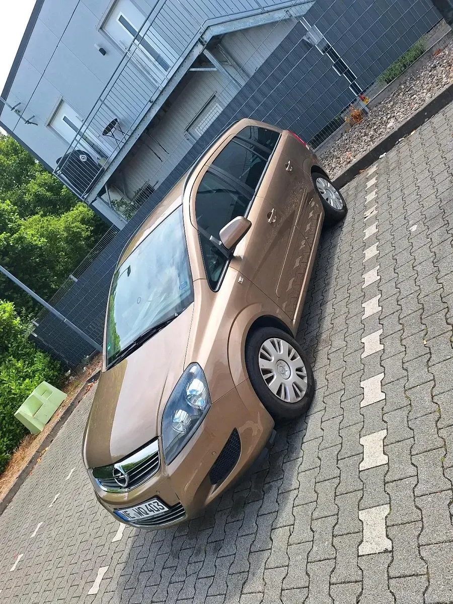 Gebraucht Opel Zafira 115 PS (84 kW) 2012 Gold Van / Kleinbus