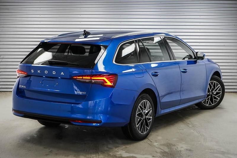 Neu Skoda Octavia Selection 2025 Race blue metallic (8x) Kombi