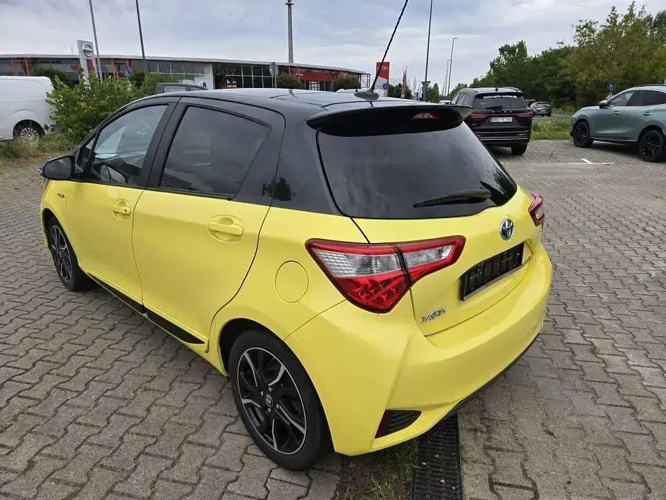 Gebraucht Toyota Yaris Hybrid 101 PS (74 kW) 2017 Gelb Kleinwagen