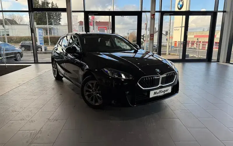Używany BMW 118 Shadowline 150 KM (110 kW) 2025 Czarny Hatchback