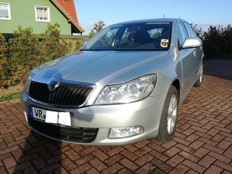 Silber Gebraucht 2012 Skoda Octavia Ambition Limousine | 3.499 € - Bild 1/4