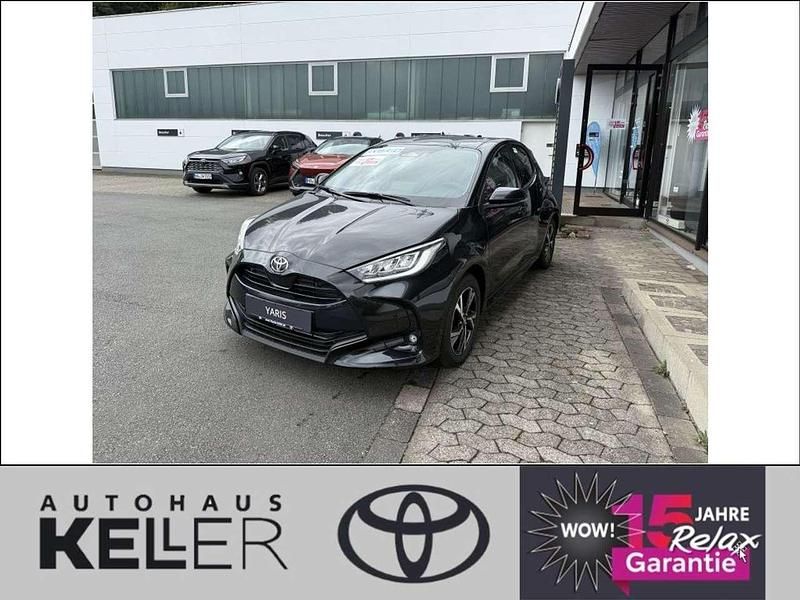 Schwarz Neu 2025 Toyota Yaris Hybrid Limousine | 28.990 € (Etwas zu teuer) - Bild 1/4