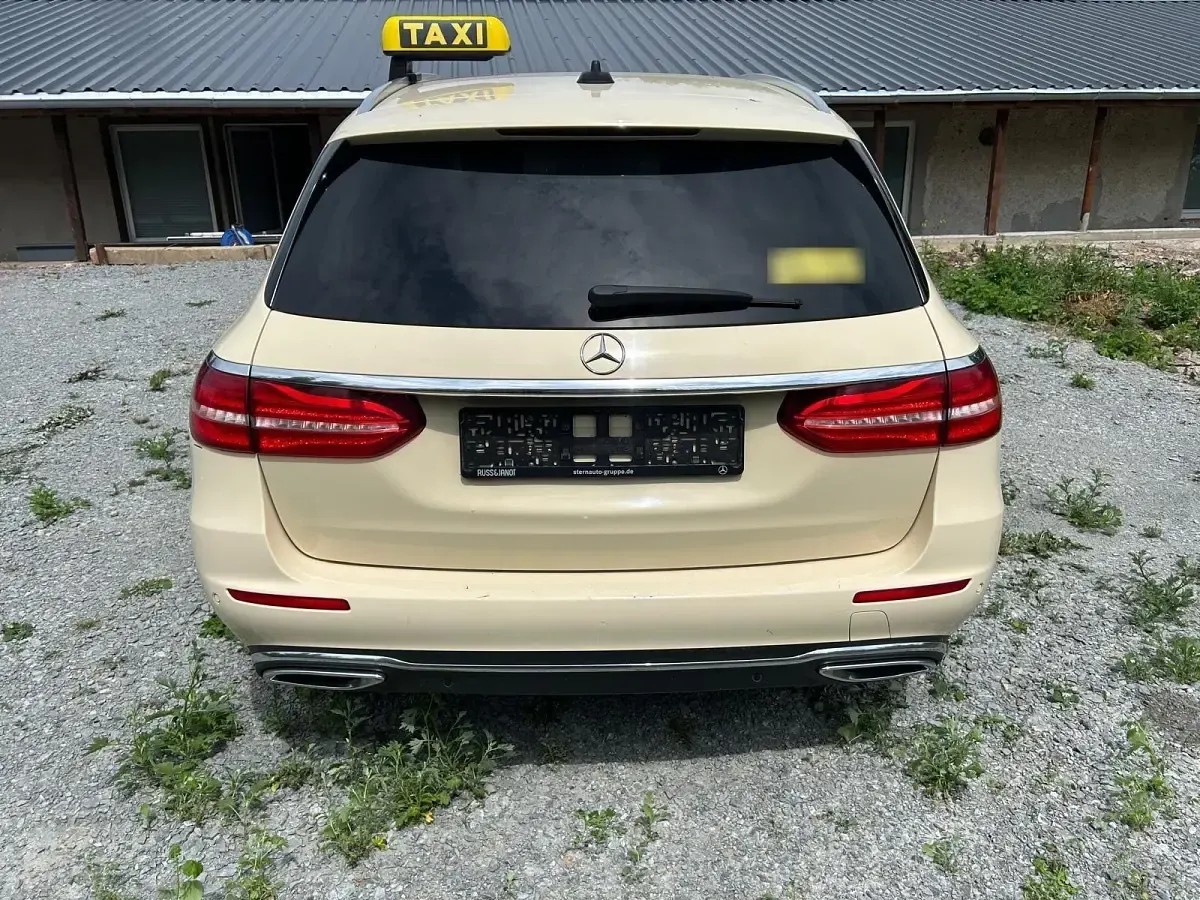 Gebraucht Mercedes E220 194 PS (142 kW) 2020 Andere farben Kombi
