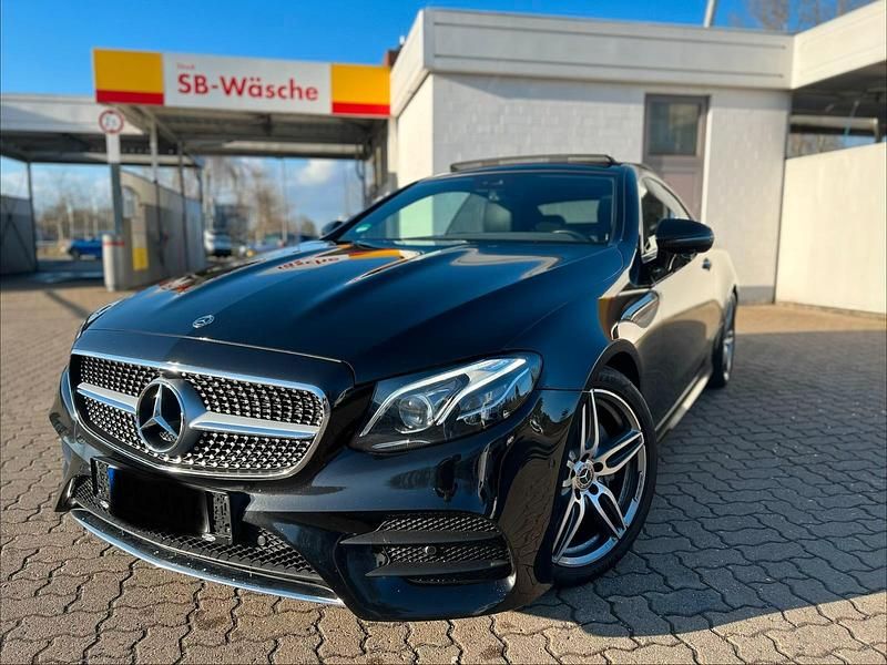 Gebraucht Mercedes E220 AMG 194 PS (142 kW) 2018 Schwarz Coupé