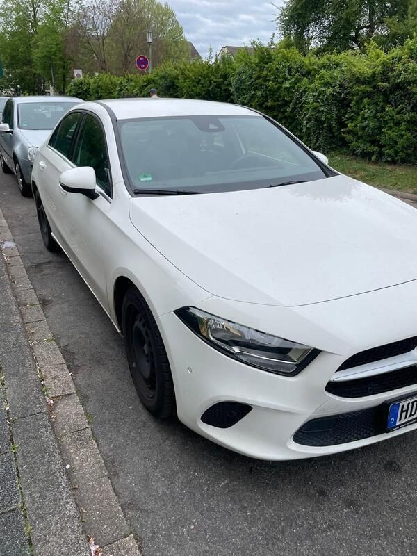 Weiß Gebraucht 2020 Mercedes A180 Style Limousine | 27.499 € (Etwas zu teuer) - Bild 1/4