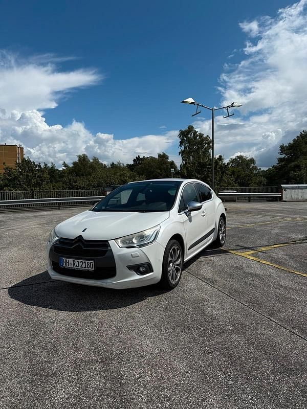 Weiß Gebraucht 2011 Citroën DS4 Kleinwagen | 4.900 € (Fairer Preis) - Bild 1/4