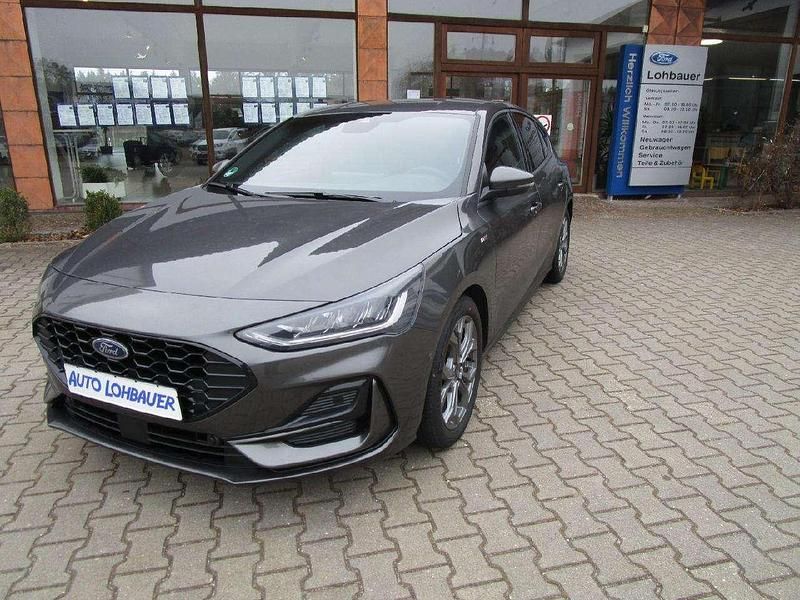 Magneticgrau (metallic) Gebraucht 2025 Ford Focus ST-Line Limousine | 29.850 € (Etwas zu teuer) - Bild 1/3