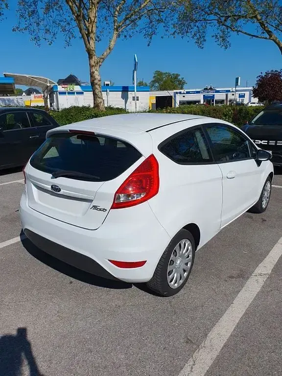 Gebraucht Ford Fiesta Trend 60 PS (44 kW) 2011 Weiß Limousine