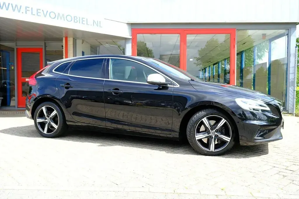 Gebraucht Volvo V40 152 PS (111 kW) 2019 Schwarz Limousine