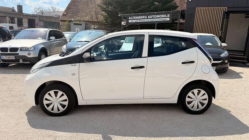 Gebraucht Toyota Aygo 69 PS (50 kW) 2016 Weiß Kleinwagen