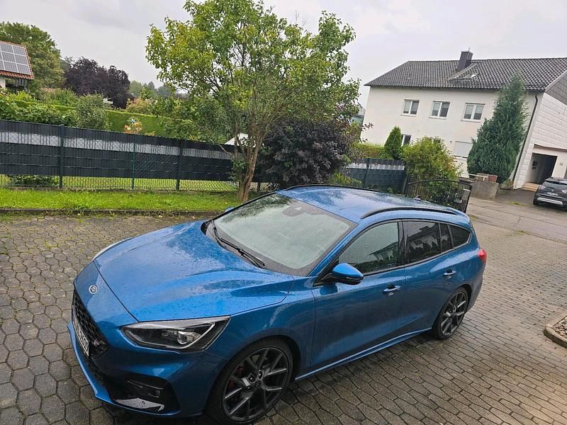Blau Gebraucht 2020 Ford Focus ST Kombi | 26.666 € (Fairer Preis) - Bild 1/4