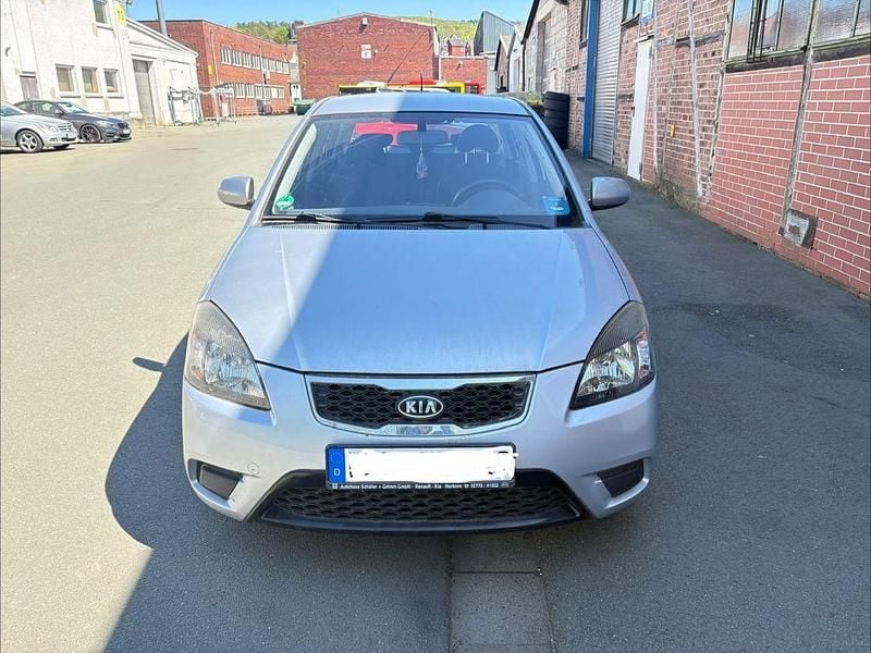Usata Kia Rio 97 CV (71 kW) 2011 Argento Berlina