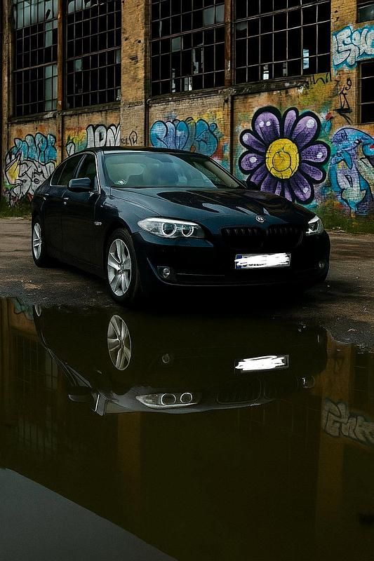 Blau Gebraucht 2012 BMW 523 Sport Line Limousine | 15.999 € - Bild 1/4