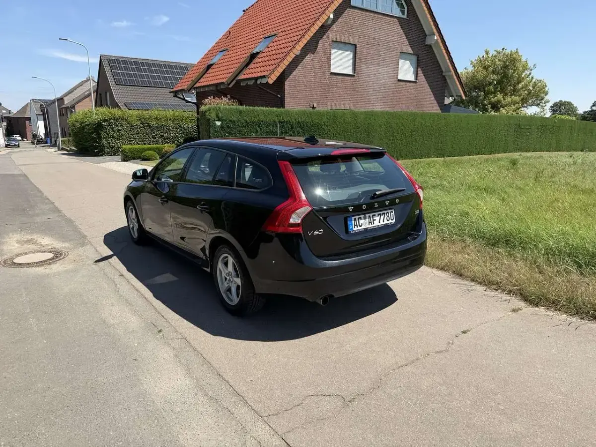 Gebraucht Volvo V60 Business Edition 150 PS (110 kW) 2015 Schwarz Kombi