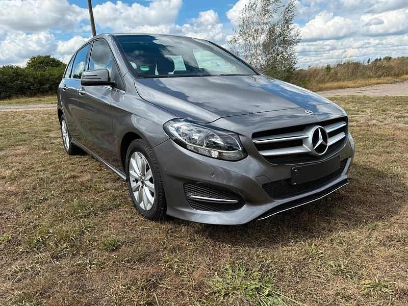 Silber Gebraucht 2018 Mercedes B180 Van / Kleinbus | 14.999 € (Guter Preis) - Bild 1/4