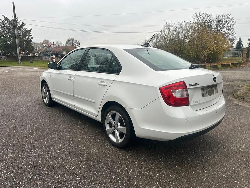 Weiß Gebraucht 2012 Skoda Rapid Limousine | 3.790 € (Guter Preis) - Bild 1/4