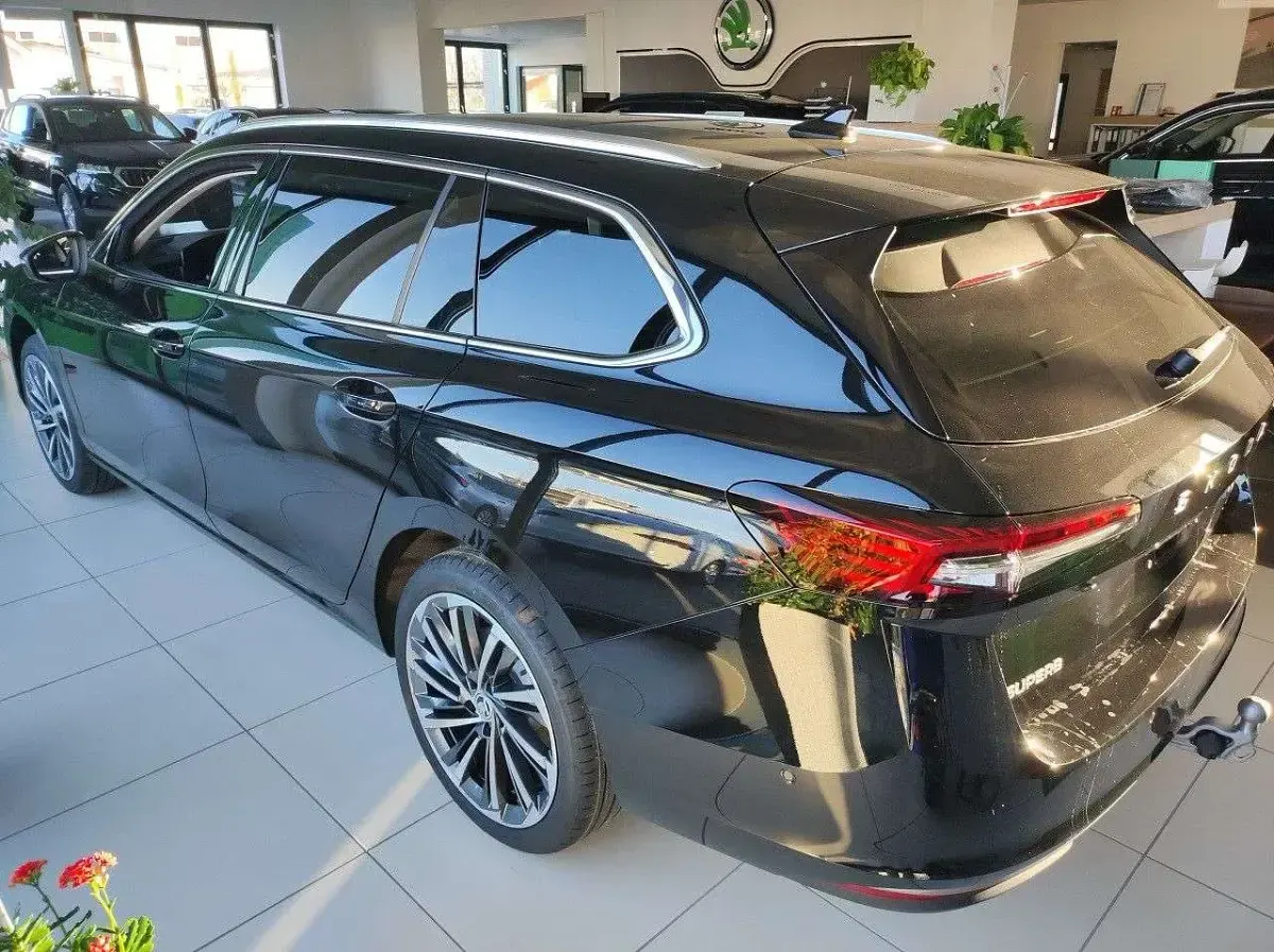 Neu Skoda Superb LAURIN & KLEMENT 265 PS (194 kW) 2025 Onyxschwarz Kombi