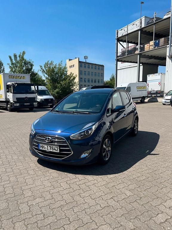 Blau Gebraucht 2016 Hyundai ix20 Van / Kleinbus | 12.999 € (Fairer Preis) - Bild 1/4