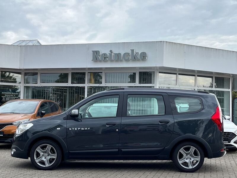 Grau Gebraucht 2022 Dacia Lodgy Stepway Van / Kleinbus | 19.990 € (Teuer) - Bild 1/4