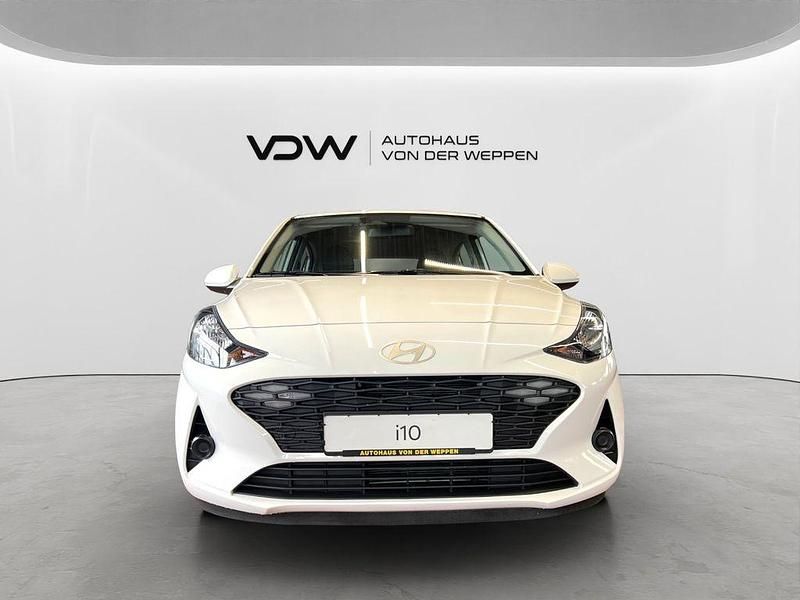 Gebraucht Hyundai i10 Select 63 PS (46 kW) 2024 Atlas white (weiß) Kleinwagen