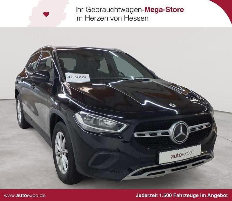 Nachtschwarz Gebraucht 2022 Mercedes GLA180 Style SUV | 23.590 € (Superpreis) - Bild 1/4