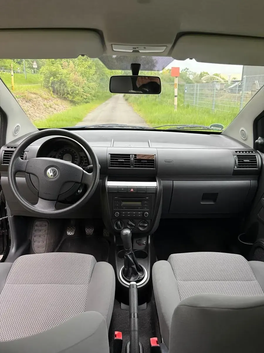 Gebraucht VW Fox 60 PS (44 kW) 2011 Schwarz Kleinwagen
