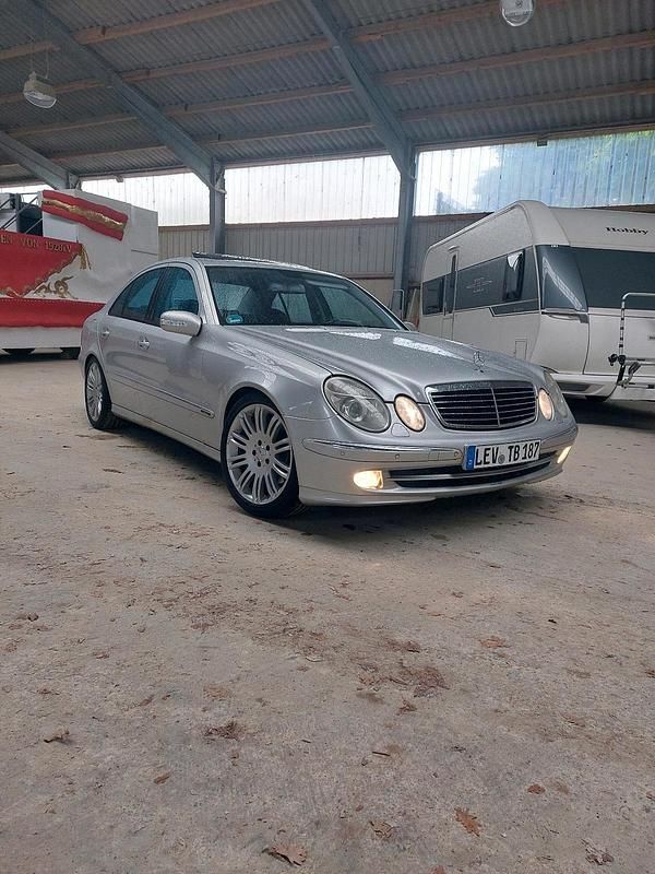 Silber Gebraucht 2002 Mercedes E320 Avantgarde Limousine | 6.990 € (Teuer) - Bild 1/4