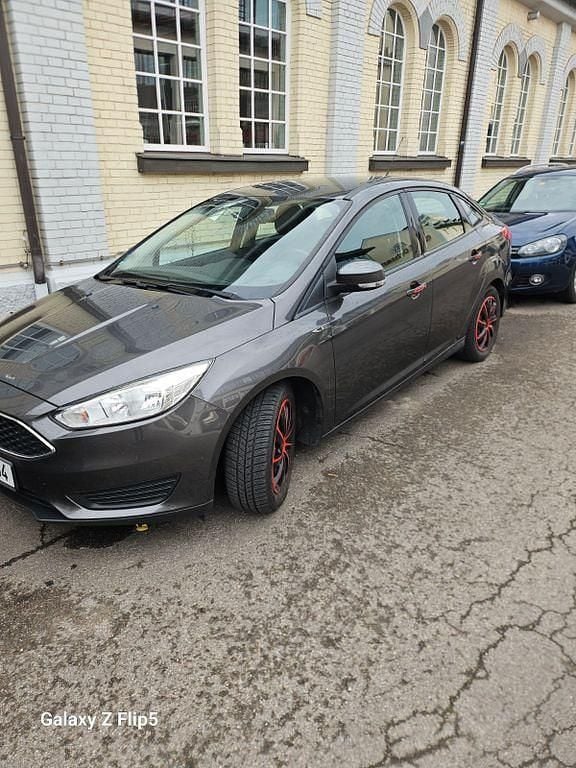 Gebraucht Ford Focus Trend 125 PS (91 kW) 2015 Schwarz Limousine