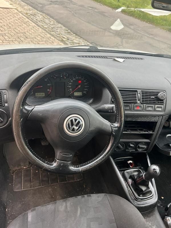 Silber Gebraucht 1998 VW Golf IV Kleinwagen | 500 € (Superpreis) - Bild 1/4