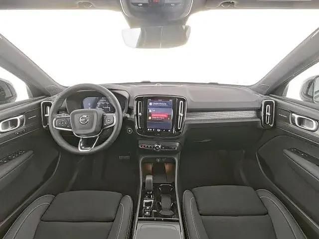 Neu Volvo XC40 Plus 163 PS (119 kW) 2025 Schwarz SUV