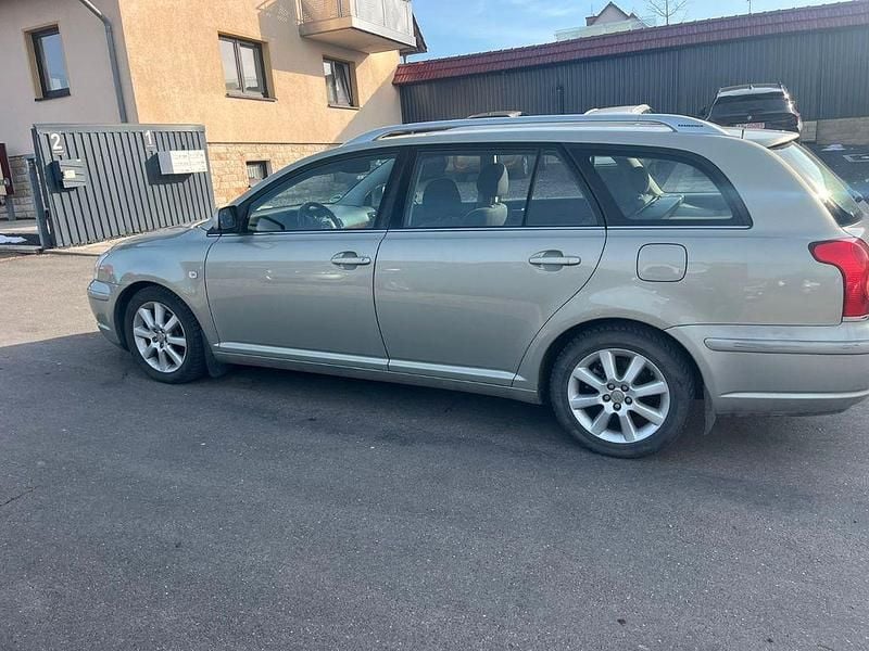 Gebraucht Toyota Avensis Executive 129 PS (94 kW) 2004 Gold Kombi