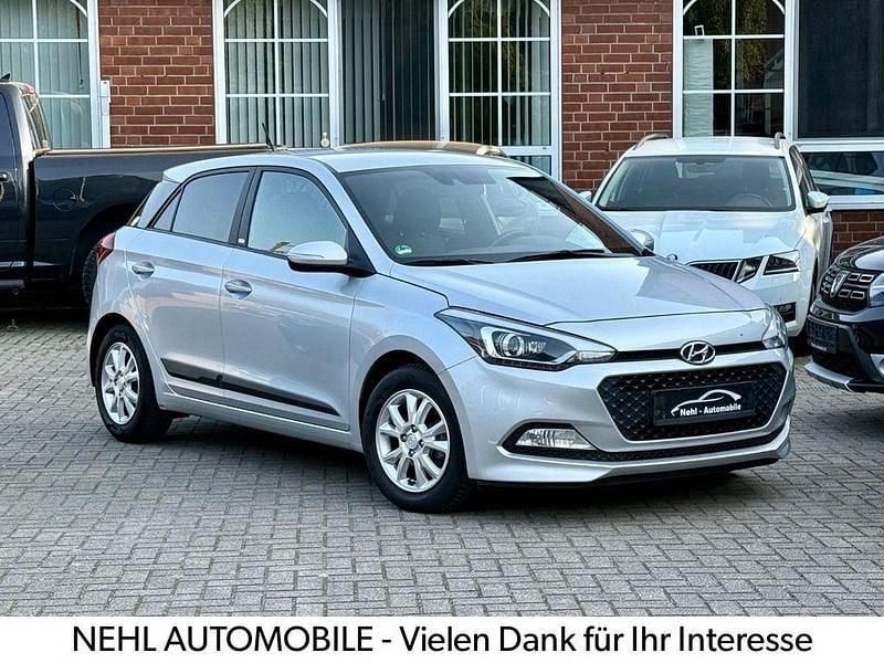 Silber Gebraucht 2016 Hyundai i20 Passion Limousine | 8.490 € (Guter Preis) - Bild 1/4