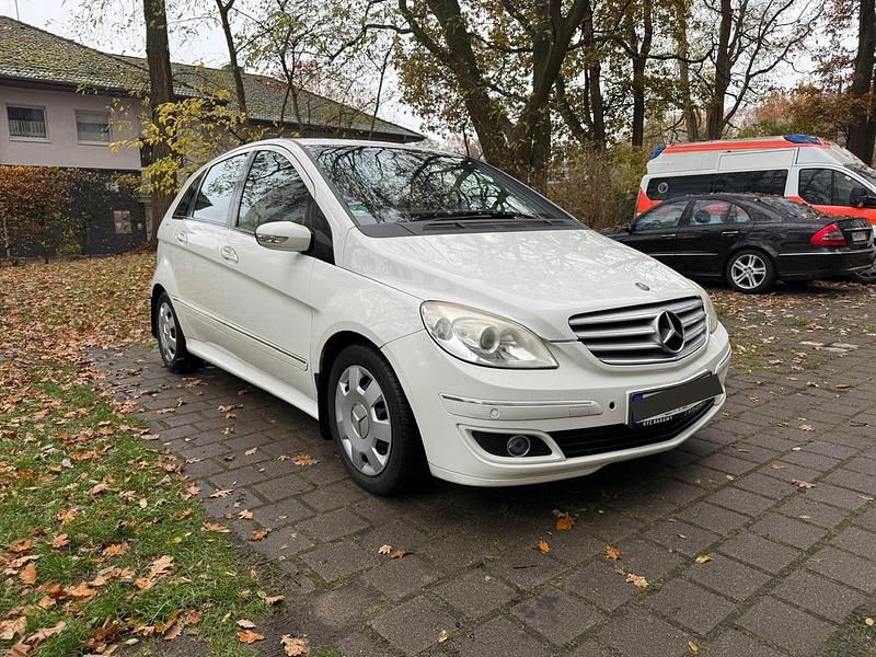 Weiß Gebraucht 2007 Mercedes B180 Van / Kleinbus | 3.399 € - Bild 1/4